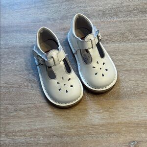 L’amour girls 6 Velcro close t straps white VGUC